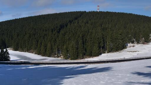 Südseite des Bocksberges, im Vordergrund die B241 und links der vereiste Auerhahner Teich