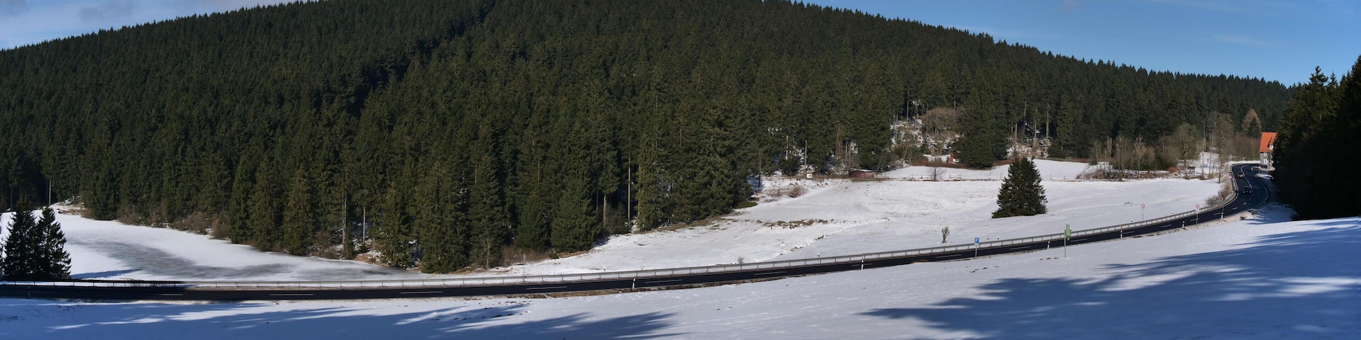 Südseite des Bocksberges, im Vordergrund die B241 und links der vereiste Auerhahner Teich