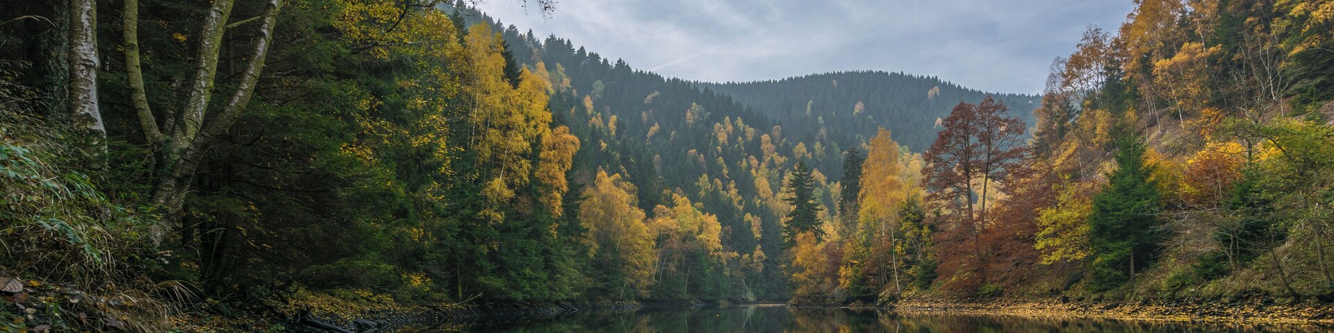 Spiegelungen im Okerstau, Harz.