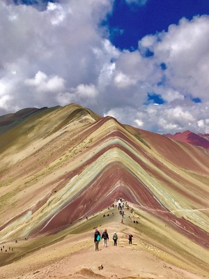 Ever wanted to go somewhere over the rainbow? This natutal wonder was discovered only back in 2015, it used to be covered in ice, when it started to melt the water mixed with minerals in the ground, turning the earth into the many colors! #peru #rainbowmountain #lifeatexpedia