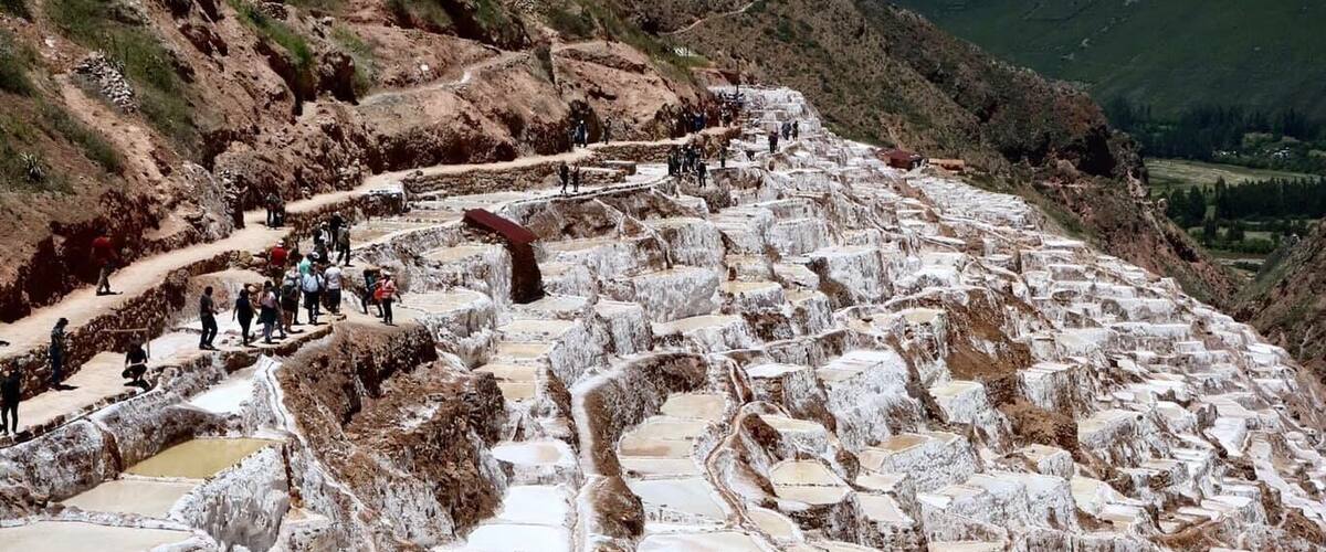 #lifeatexpedia #peru #latam #saltmines #nature #amazinglandscapes #Perspectives
This photo is of the fascinating and ancient salt mines, known as the Salineras of Maras in Peru.
Are thousands of small pools dug in the side of a mountain. These are filled with salt water that evaporates leaving the salt behind.