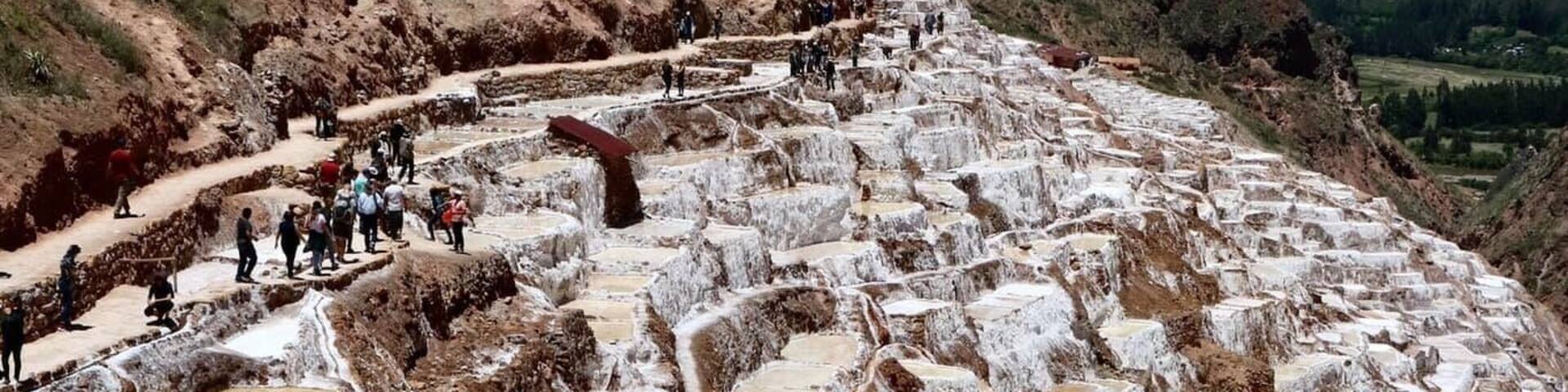 #lifeatexpedia #peru #latam #saltmines #nature #amazinglandscapes #Perspectives
This photo is of the fascinating and ancient salt mines, known as the Salineras of Maras in Peru.
Are thousands of small pools dug in the side of a mountain. These are filled with salt water that evaporates leaving the salt behind.