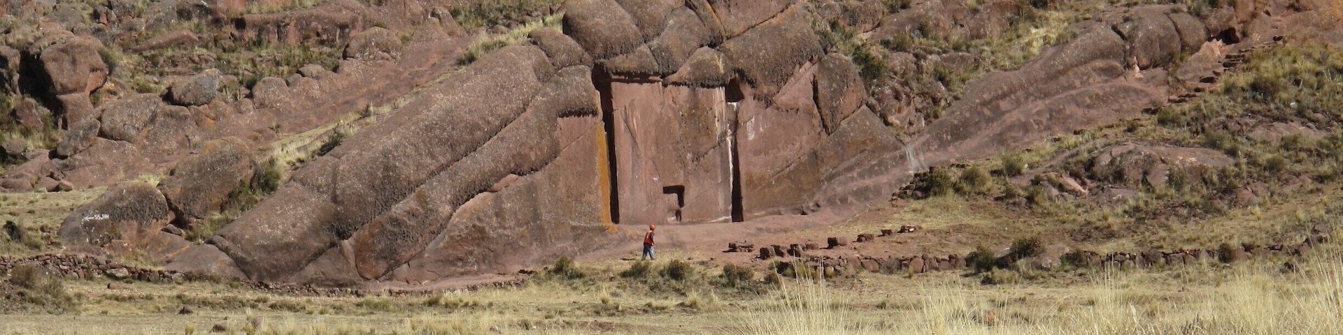 It's believed as the throne of first Inca King. The seat was built on the back of sleeping dragon. Locals tell different stories about the throne.
To access here, take a minibus towards "Juli" from terminal Terrestre in Puno, ask the driver to drop you at Aramu-muru. You will easily find the path to the entrance. The admission fees were about S10 in 2013.
June, 2013