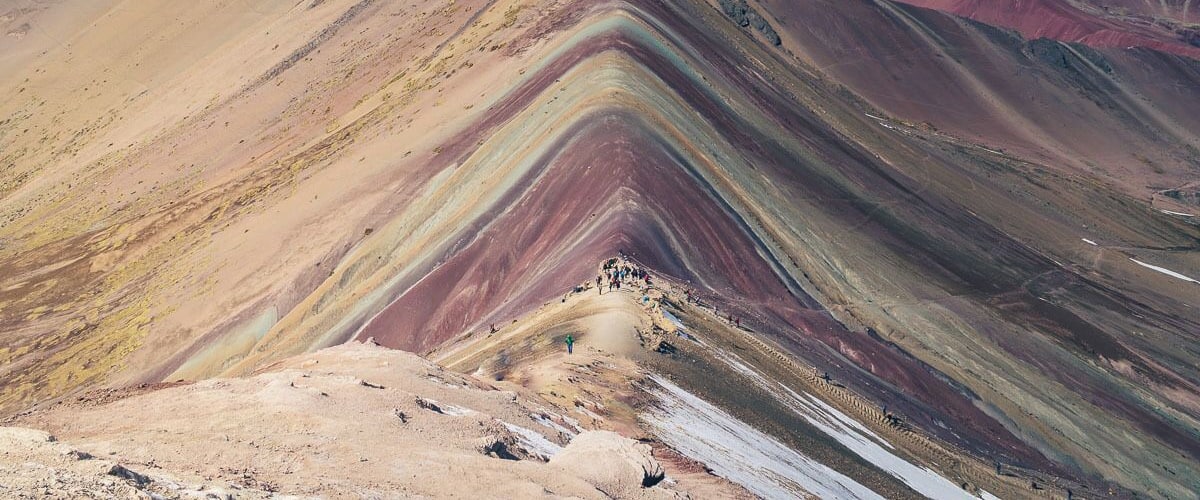 Rainbow Mountain sets in the Andes mountains of Peru, 3 hours away from the historical city of Cusco. It’s not difficult to realize where it gets its name from – as a matter of fact, its original name is “Vinicunca”, a quechua name which means “colored mountain”. It’s a long and hard way to get to the top of it, as it sets at an elevation of 5.200 above sea level. Any doubts that this #Adventure totlaly worth it?