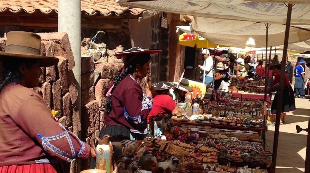 Shop till you drop. Who knew a single highland town could have so much to offer? Every stop we make has their own bustling markets, magnificent ruins, local restaurants..alpaca knits, hand woven textiles, painted ceramics and so much more .....mind boggling...