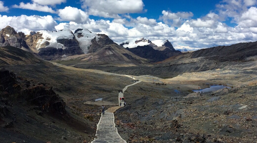 This Peruvian national park is located near the city of Huaraz and is home to the world's highest tropical mountain range also known as Cordillera Blanca of the Andes.
Please be aware of the altitude since its 3,500 to 6,768m above sea level at the summit of El Huascarán (the highest peak in Peru).
Spend a few days in Huaraz to get acclimated before attempting this hike and prepare yourself for a spectacular view. #blue #bestof5 #Peru