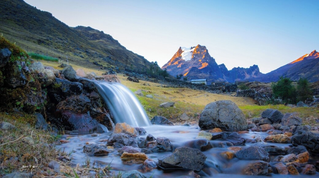 Less popular, less crowded, more beautiful! The Lares trekking through the heart of the Andes is a wonderful alternative on the busy Inca trail.
#localgem #travel #peru #trails #hiking