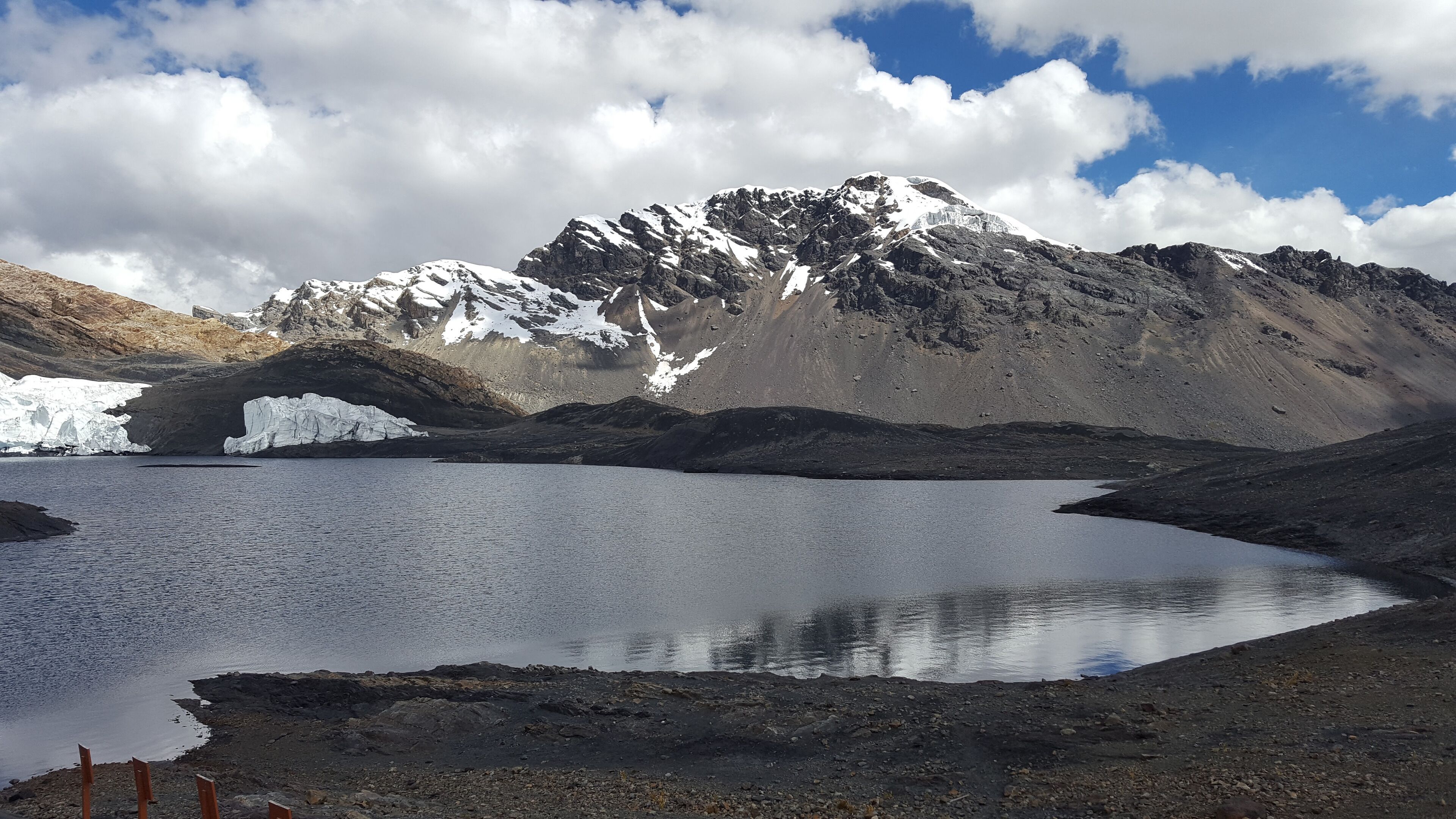 A glacier lake with a mountain in the background.