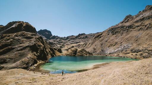 Finding the Quellacocha laguna (4150m) during our 4day trekking in the Andean mountains. Wonderful mountain lake in stunning green and blue. #hiking #peru #andes #waterlust