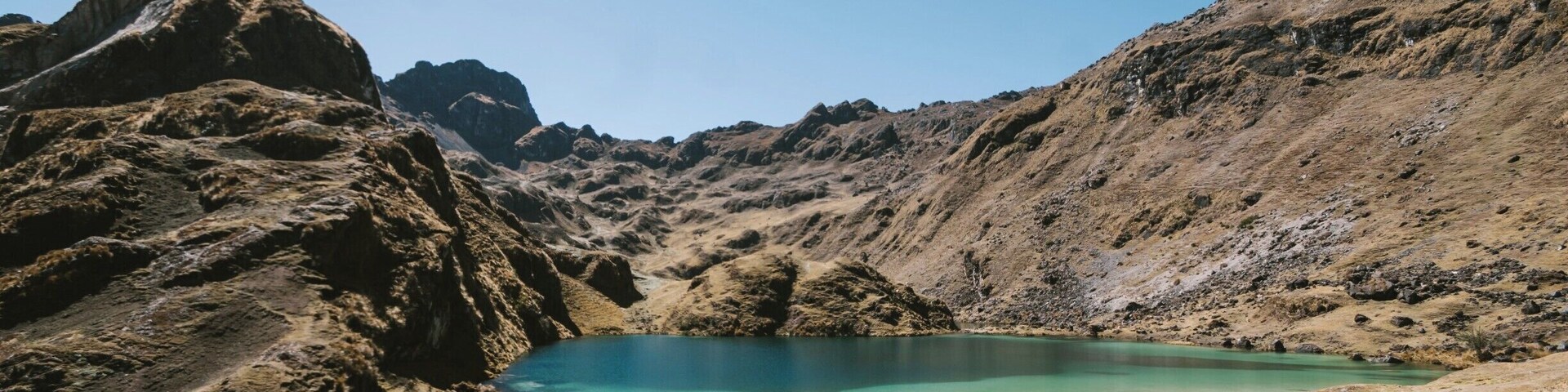 Finding the Quellacocha laguna (4150m) during our 4day trekking in the Andean mountains. Wonderful mountain lake in stunning green and blue. #hiking #peru #andes #waterlust