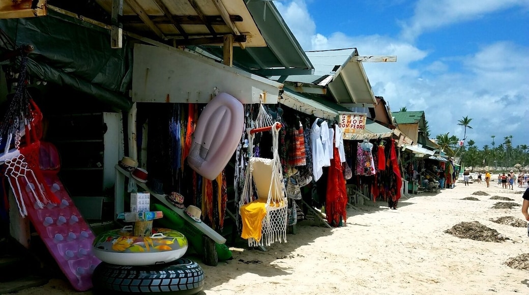 Great little flea market right on the beach.
Bonus-there is a little bar you can grab a beer and feel the ocean at the same time!!
#springfun #vacation #domincanrepublic #funinthesun