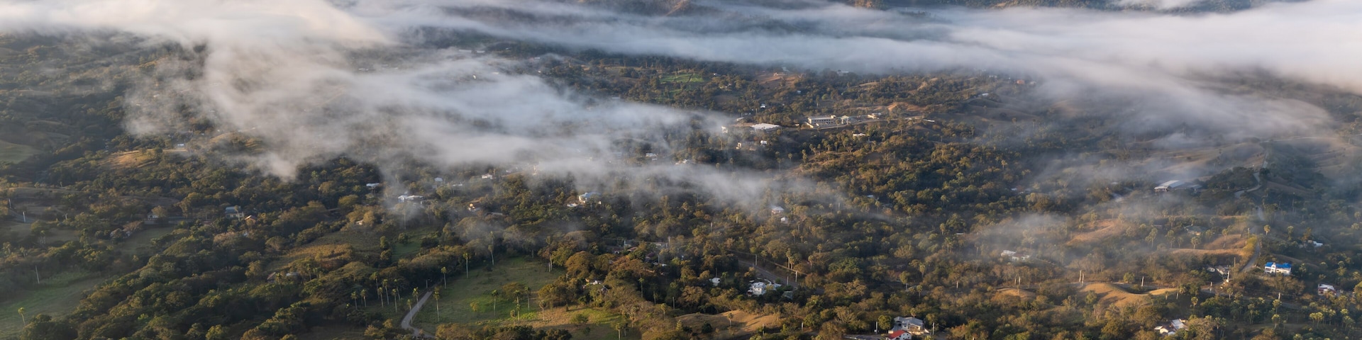 San José de las Matas (Sajoma) República Dominicana, Cordillera Central al Sur y el Valle del Cibao al Norte.