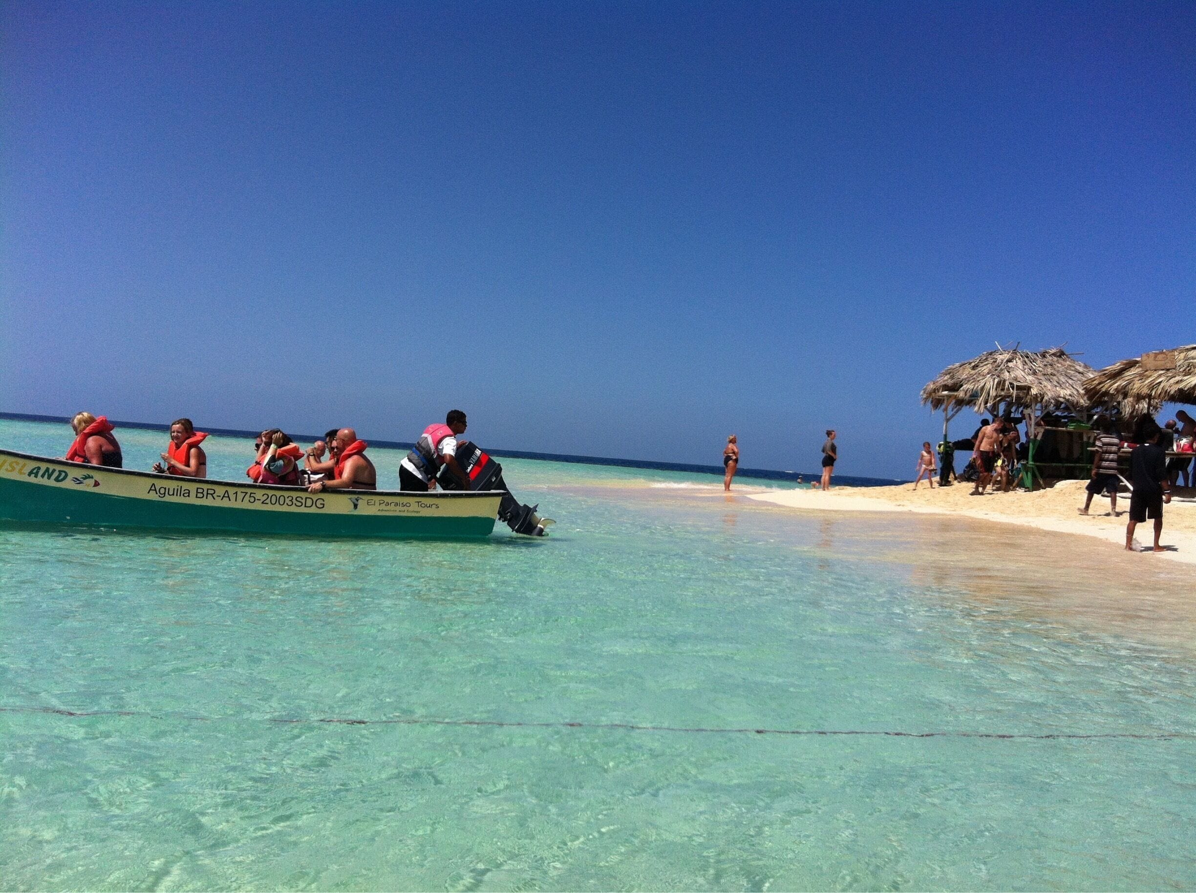 The beautiful Paradise Island in Dominican Republic. A must visit coral reef close to Puerto Plata. Tourist are taken to this small sand bank on speed boats. Definitely a once in a lifetime experience.🏖🌎🛥
#paradiseisland#dominicanrepublic#trovertravel#coralreef#caribbean#travelling#discovering#caribbeansea#cayoarena