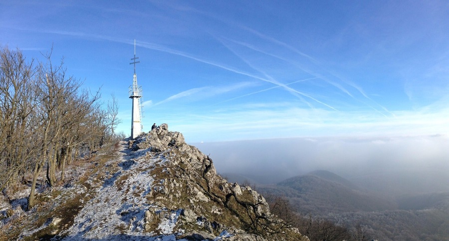 This obelisk marks the top of Vápenná (Roštún), which at 752 m, is the 3rd highest peak in the Little Carpathian Mountains, Western Slovakia. There are a couple of hiking trails to get here, either from Sološnica or Plavecké Podhradie. The hike through the clouds was worth it, with only a few other peaks visible. Will definitely be coming back here in the summer months!
#hiking #stefaniktrail #WinterWonders #malekarpaty #TakeAhike