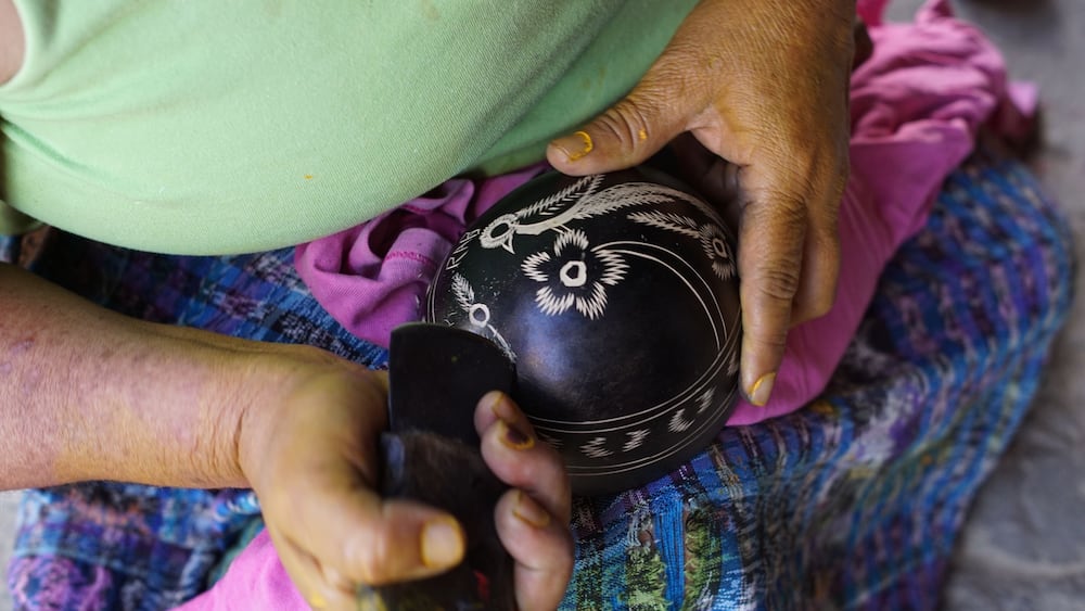 Making of jícara or guacal, which is a small bowl or cup, traditionally made from the dried fruit of the calabash tree (Crescentia cujete). Photos taken in Rabinal, Baja Verapaz, Guatemala
