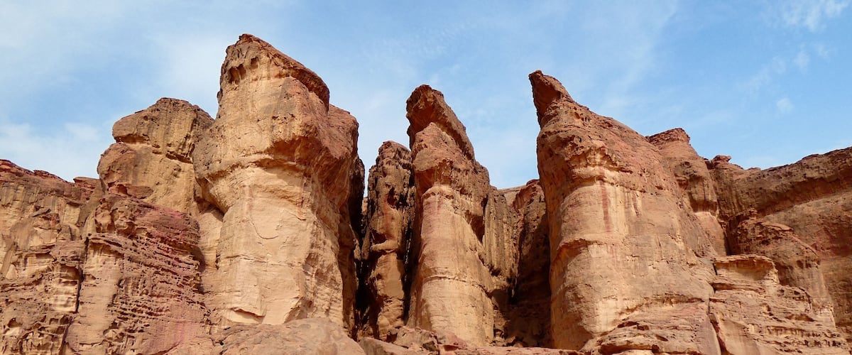 Paisaje desértico con formaciones rocosas destacadas y cielo despejado.