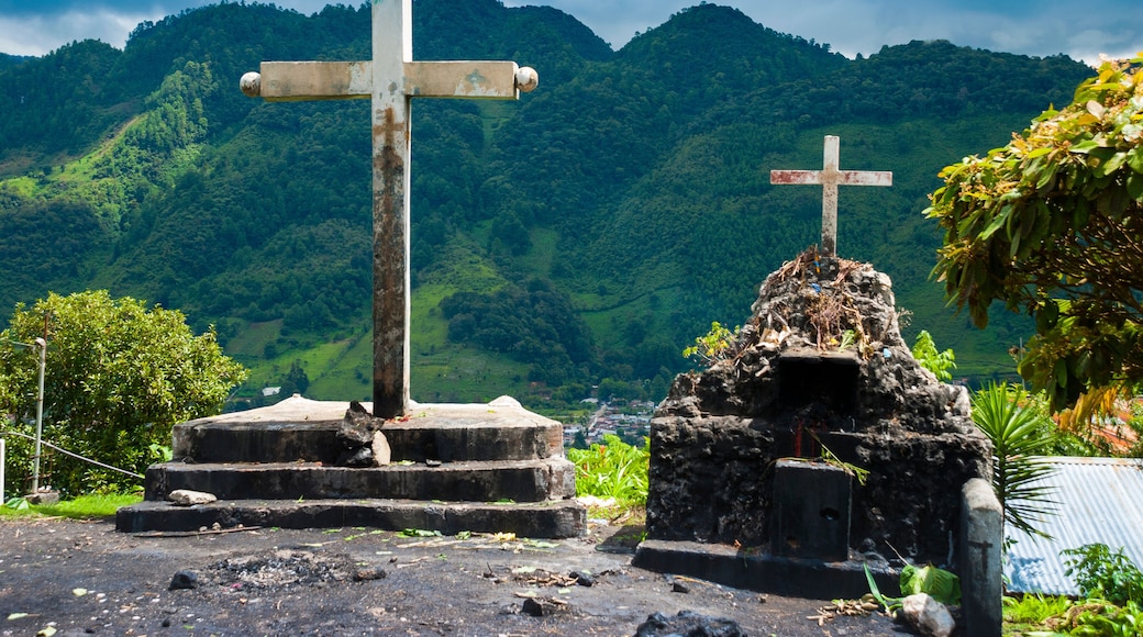 Mountain in Baja Verapaz, Tactic, concrete cross, religious syncretism, Mayan worship.