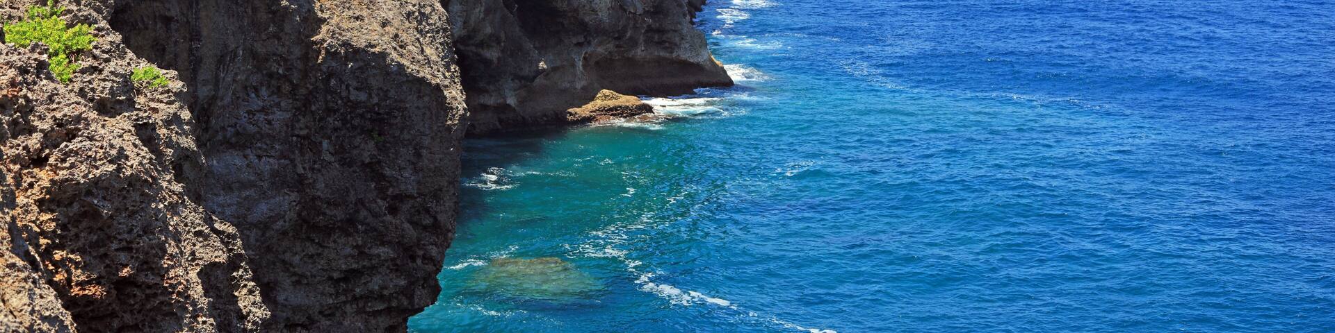 残波岬の美しい珊瑚の海と夏空