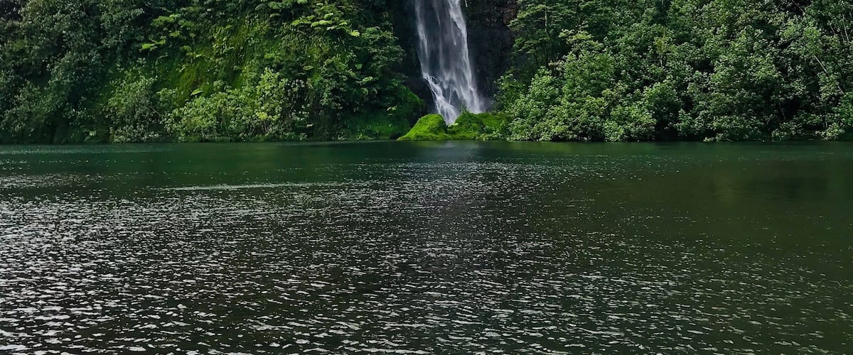 “Te mimi o Teura vahine” waterfall. The only one facing inland, it takes its source from a dike in the mountain.