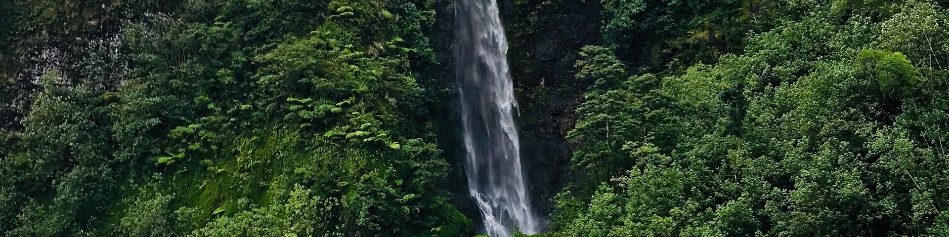 “Te mimi o Teura vahine” waterfall. The only one facing inland, it takes its source from a dike in the mountain.