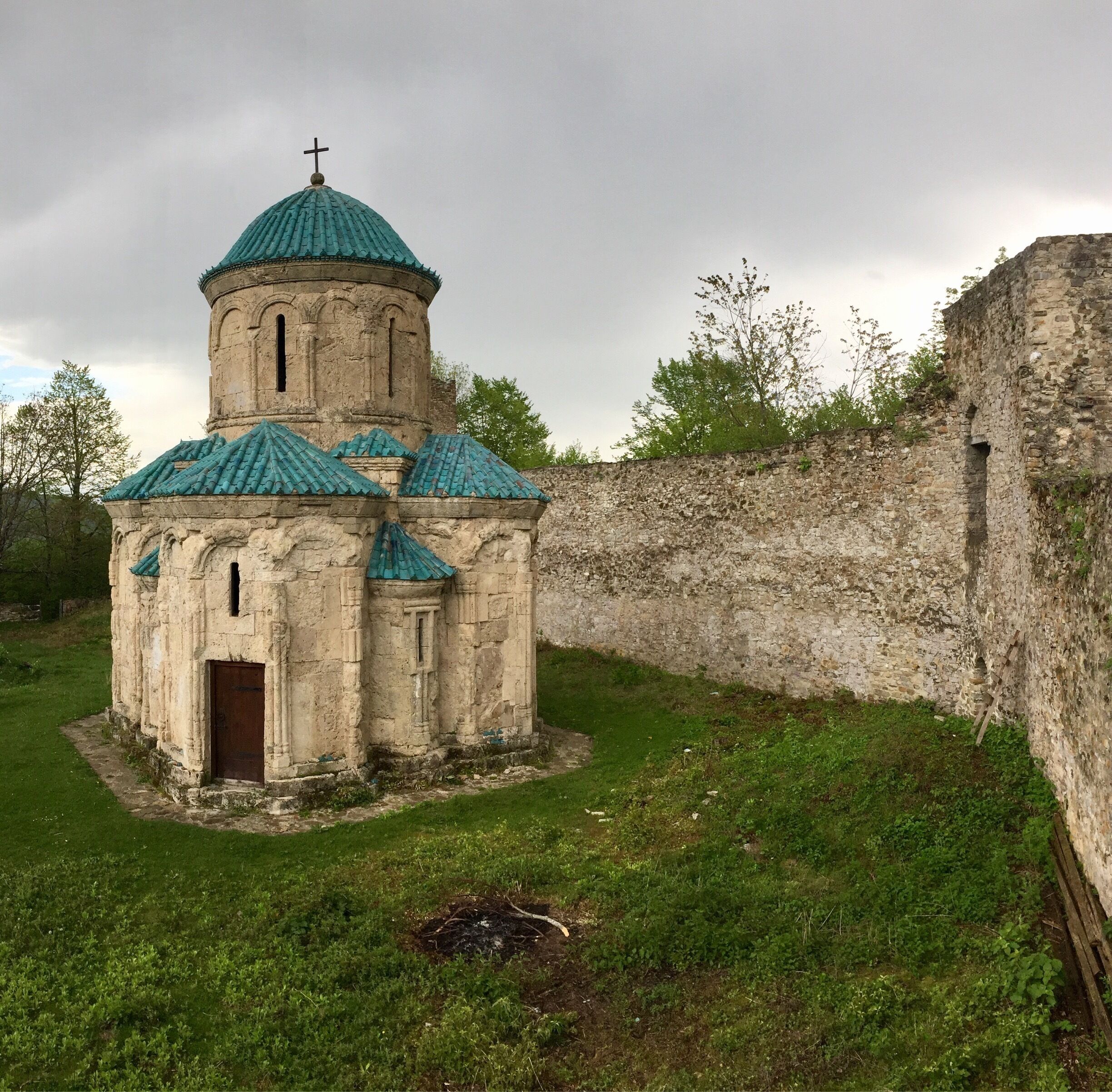 This fortress ruin is  located on top of the hill and still enclosed by a 3-5 m high wall with a chapel on its ground. The fortress is located 1 km off the road, half way between Tianeti and Akhmeta. But please be aware that the "road" between Tianeti and Akhmeta, shown on most maps in fact is a 21 km long mountain dirt road for which I would recommending a 4W drive, even I saw several 2W drive cars dragging along with some 10km/h and probably touching ground more than once. The last 1-1.5 km up-hill to the fortress are challenging, even with a 4W-Drive. So in case of doubt ... better take a walk!