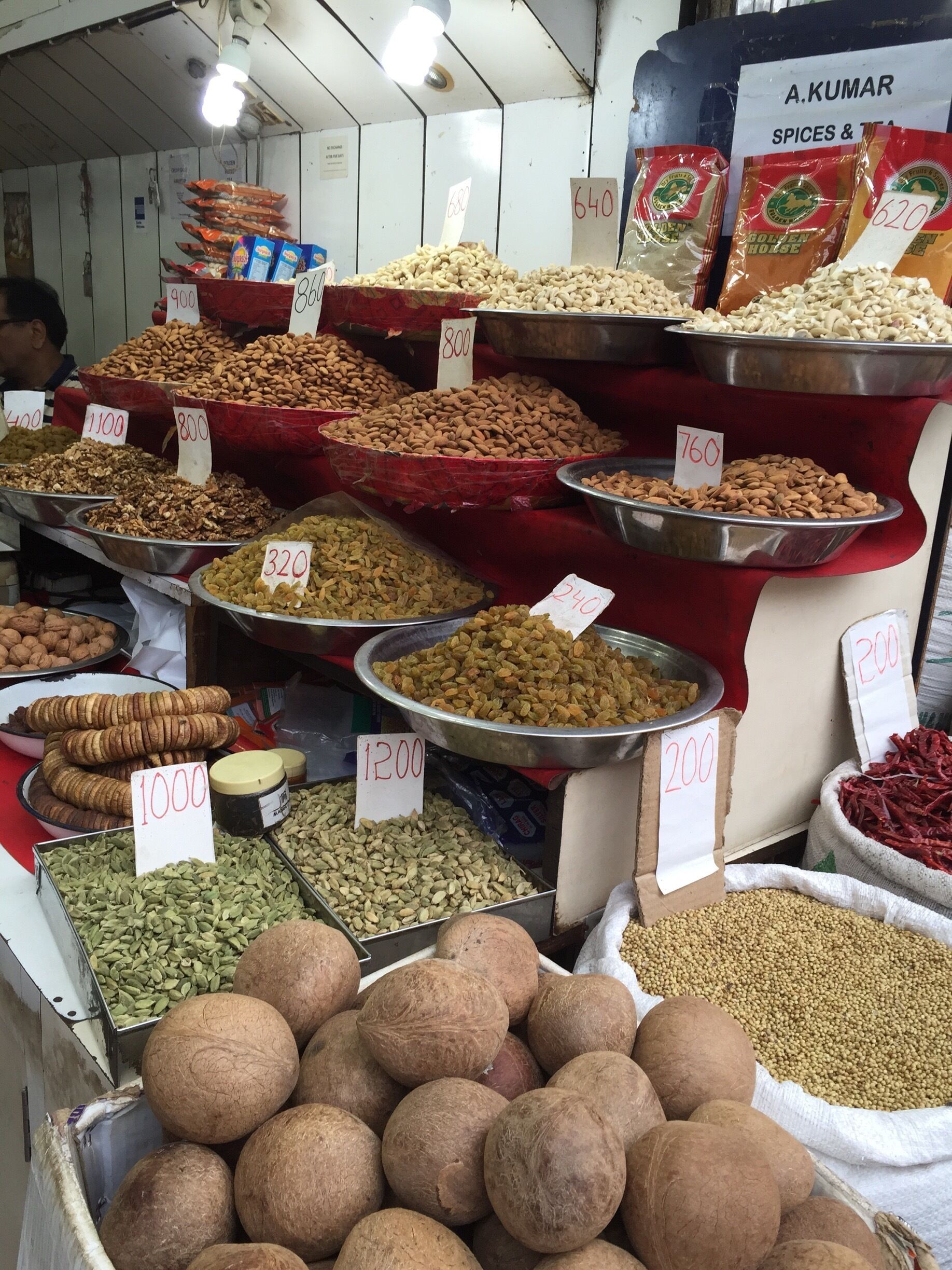 Spice market in Old Delhi 
#lifeatexpedia #retailtherapy