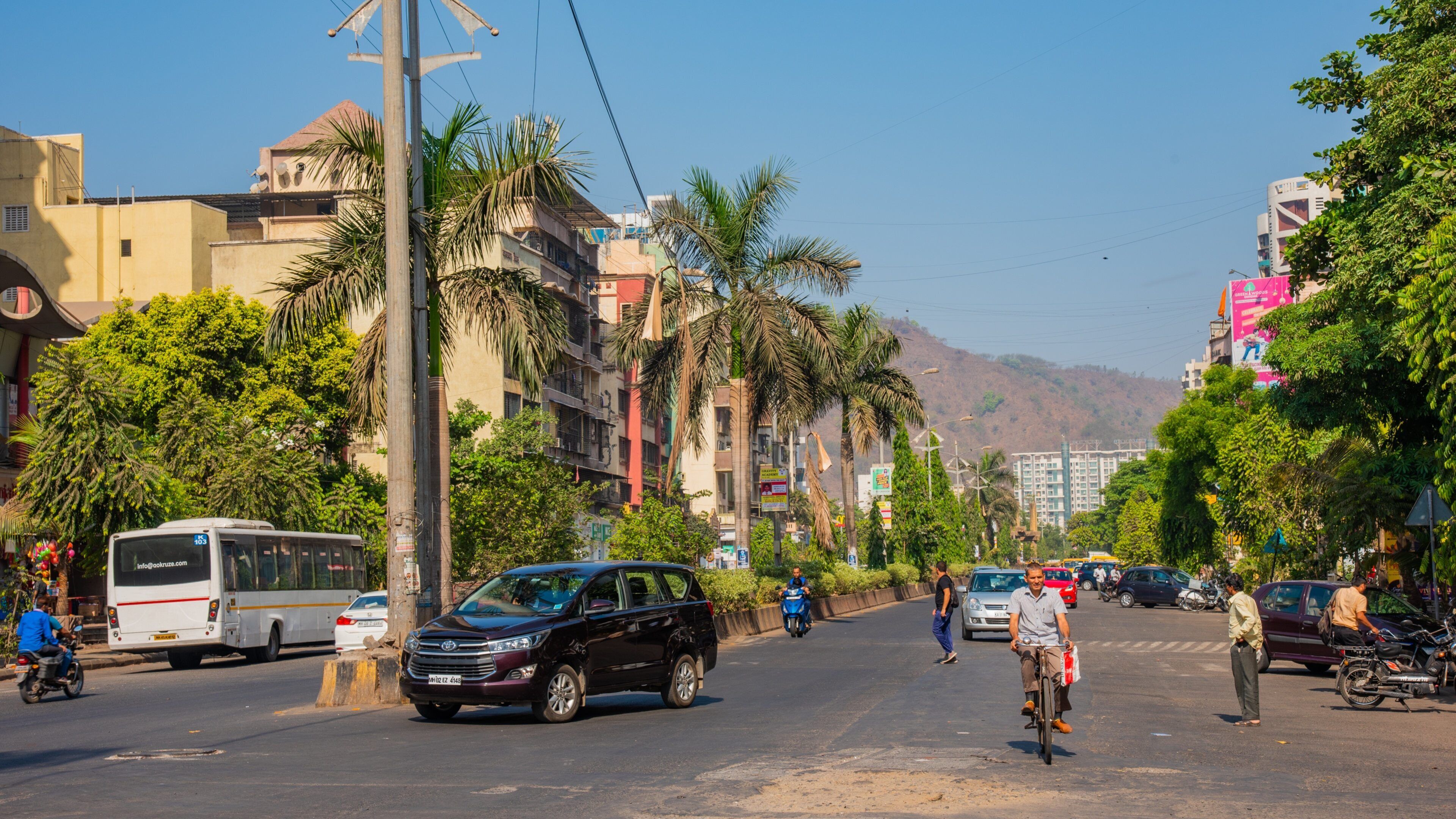 Kharghar featuring street scenes