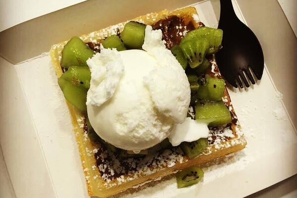 #sweetspot definitely!
The oh-so-light-golden-and-crispy waffle with nutella, vanilla ice cream, and kiwi was one hell of a gloriously godlike dessert that I've had in a very long time!
