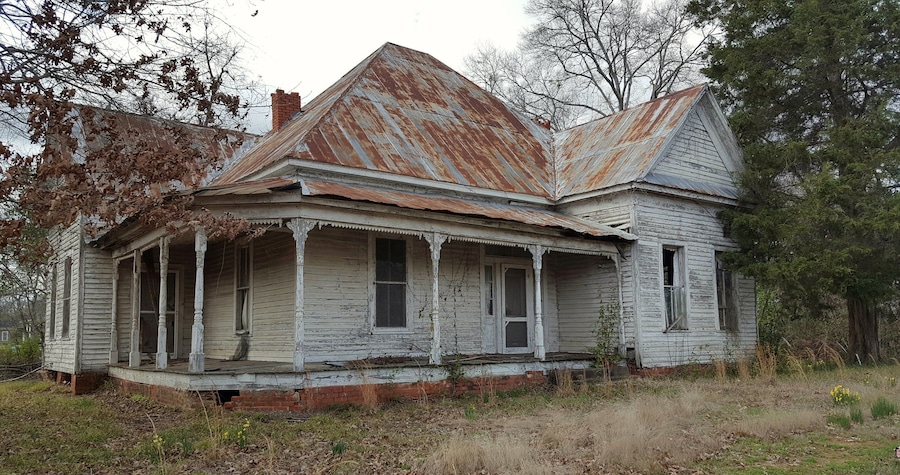 An old house where my cousin's once lived, and we played on the porch. Taken on a cloudy, lonely day in Thomaston, Alabama, USA. #Alabama #house #architecture #antique #memories