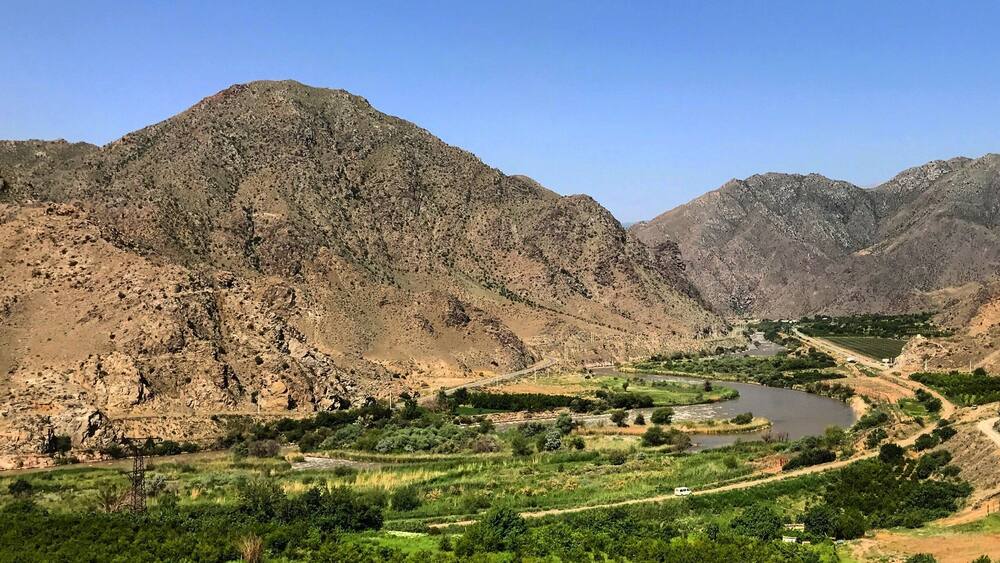 The ribbon of green created by the Aras River stands in stark contrast to the surrounding mountains of the Lesser Caucasus Range. The river provides irrigation to grow pomegranates and serves as the border between Iran (left bank) and Armenia. #lifeatexpedia #armenia #roadtrip