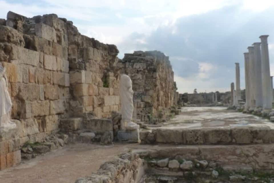 Ruinas antiguas con muros y columnas de piedra.