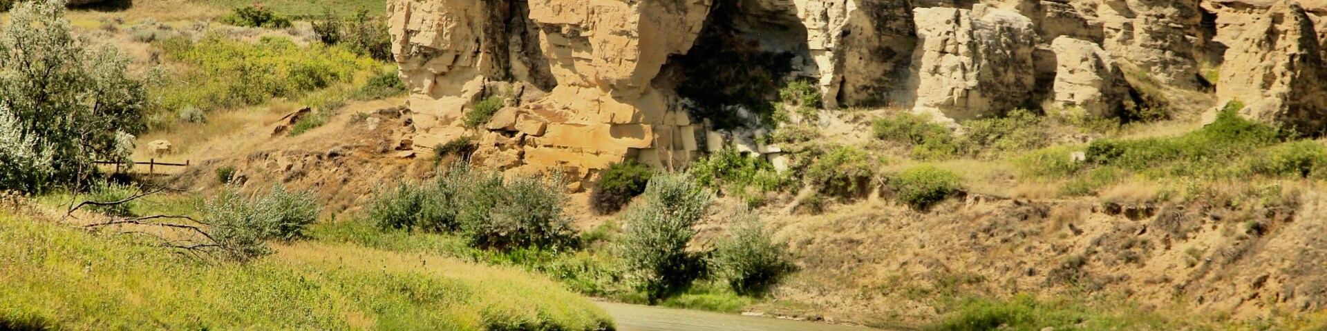 These geological formations in the middle of the prairies is spectacular and worth exploring.