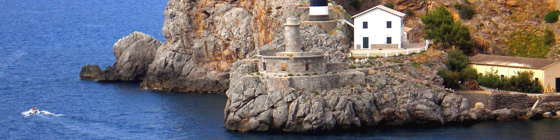 Mallorca. Faros en la entrada del puerto de Soller