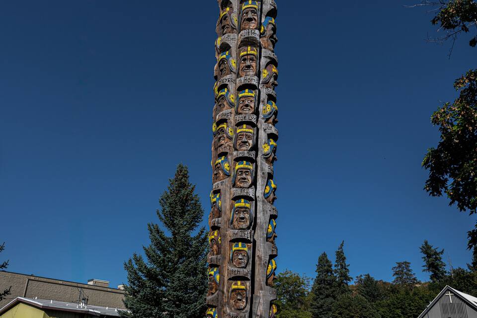 Un totem sculpté de manière complexe.