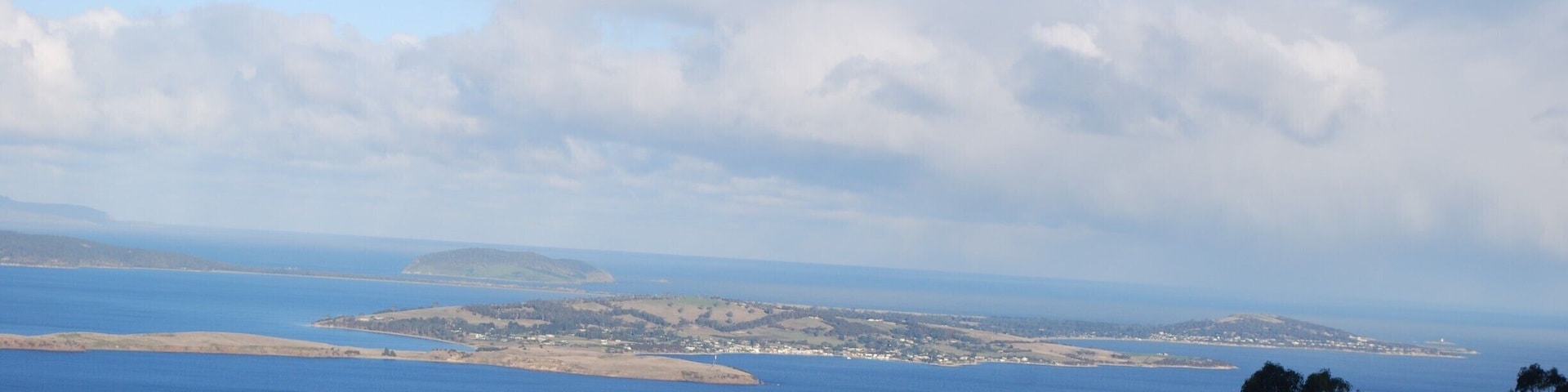 This is the view from the Mount Field Lookout, about 60 km from Hobart. I recommend that you spend a day, or more, exploring this national park. #localgems