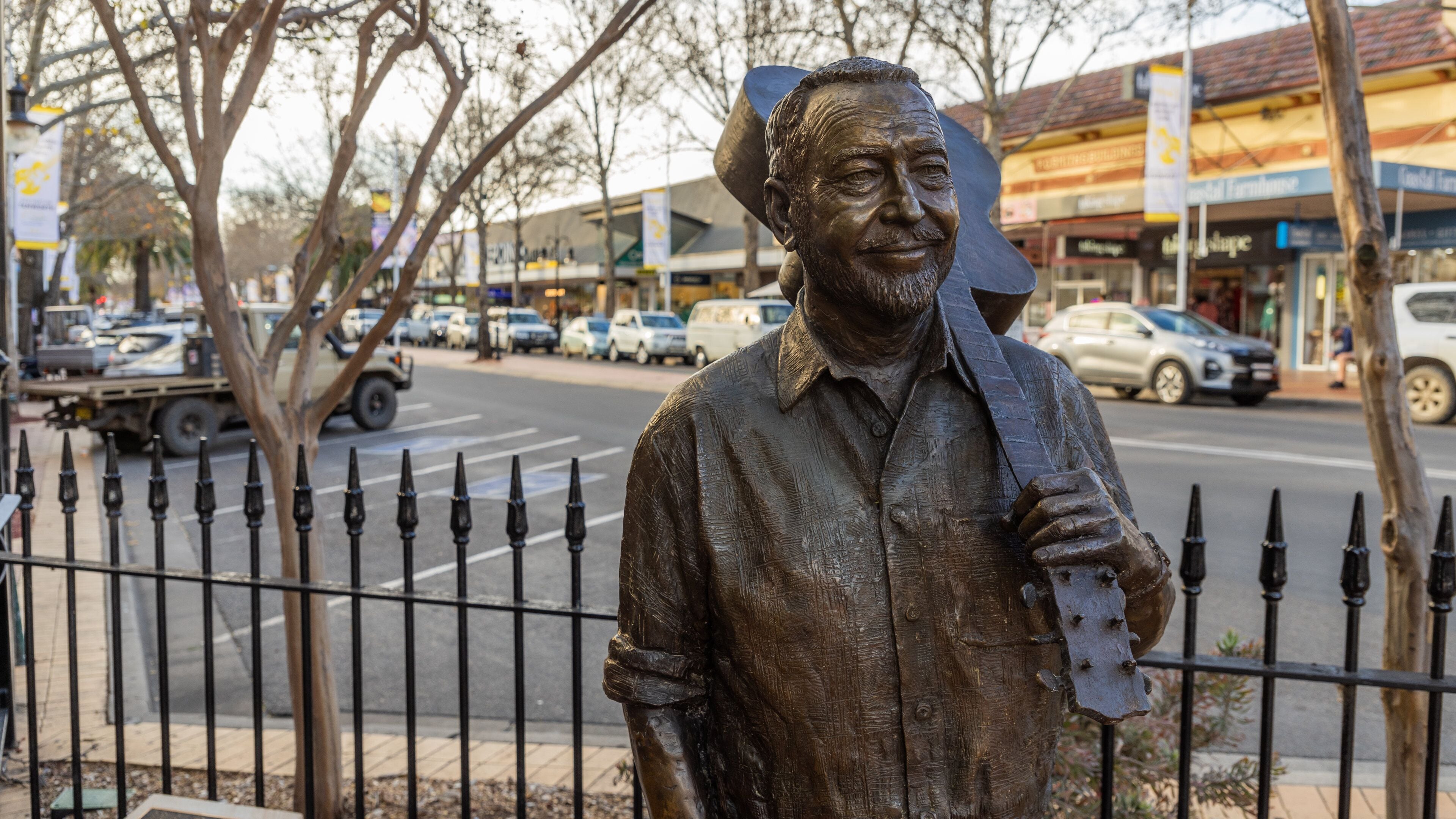 Tamworth featuring a small town or village and a statue or sculpture
