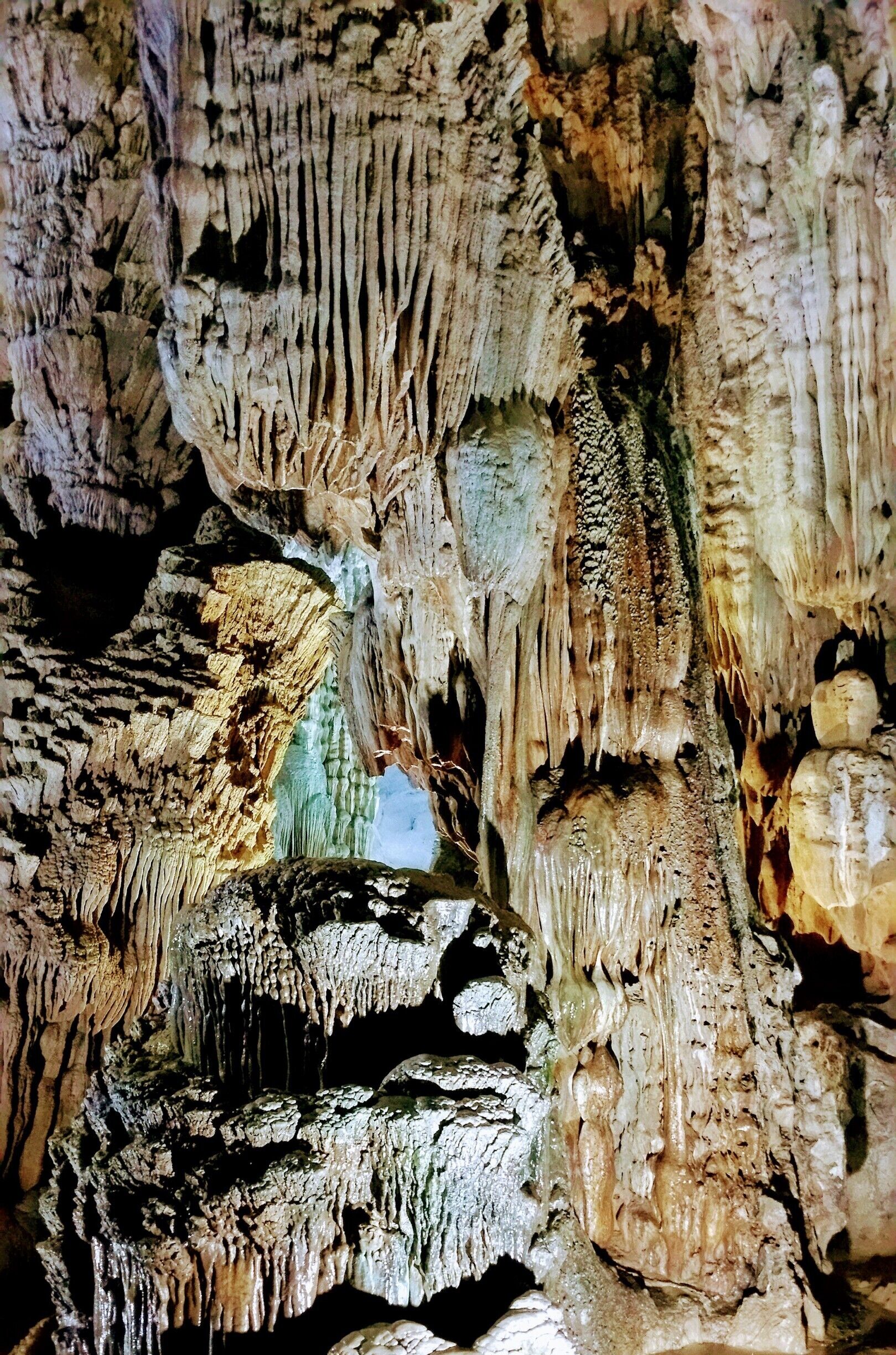 Una cueva con estalactitas y estalagmitas.