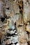 Une grotte ornée de stalactites et de stalagmites.