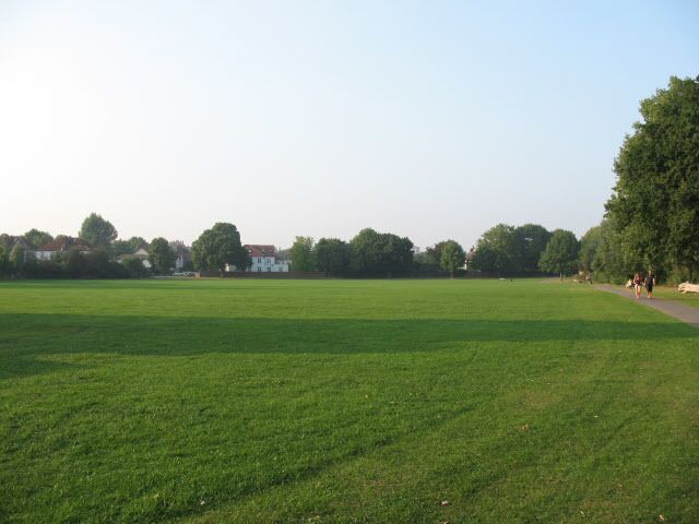 Alexandra Road Recreation Ground (2). The northern end of this park is the more open. Compare 943258.