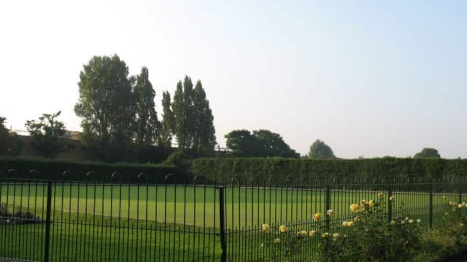West Beckenham Bowling Club. The club has its green at Alexandra Road - see 943258.