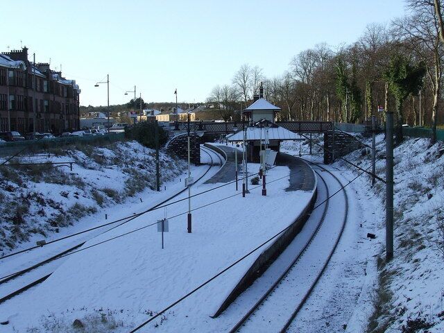 Maxwell Park railway station Looking into the station from the footbridge between Teregles Avenue and Fotheringay Road.