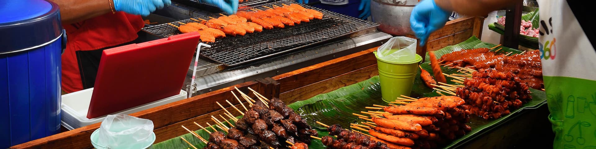 State with dishes typical for country, Chillva market, Phuket, Thailand, Stand mit landestypischen Speisen, Chillva Markt