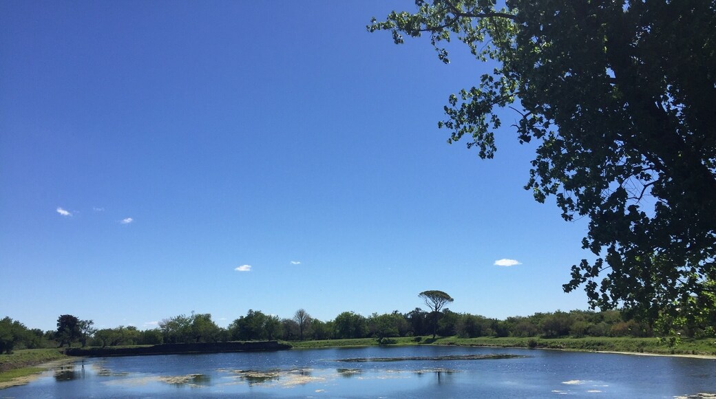 Lago artificial. Dos cuadras aprox