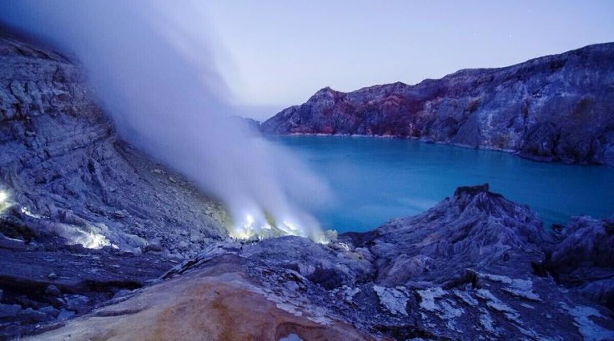 Balangan Beach atau secara lokal disebut sebagai Pantai Balangan, ini adalah salah satu tempat paling terkenal dan indah di Bali. Pantai ini memiliki hamparan cantik pasir emas berbatasan antara tebing kapur bervegetasi dengan karang di pulau.

Surga berselancar ini mengundang gelombang pengendara dari seluruh dunia, yang menikmati sebagian besar garis pantai Bukit selatan-barat.
Travel Tips: Bus adalah salah satu pilihan perjalanan terkemuka di seluruh Indonesia, pesan tiket bus online di https://www.redbus.id/en  dan jelajahi jalan-jalan yang membawa Anda ke tujuan. Perjalanan bus selalu mengurangi kerepotan dan menghemat waktu Anda. Pilih dari beragam bus dan pilih yang cocok dan yang terbaik untuk anda.

Mencapai sana dianggap mudah karena rambu-rambu jelas ditandai disertai bantalan nama dan arah. Di ujungnya merupakan pintu masuk utama, di mana pengunjung dapat memarkir kendaraan mereka. pPntai hanya beberapa langkah turun dari tebing, tapi selalu merupakan ide yang bagus untuk mendaki bukit di depan dan mengintip dari sudut dan menikmati panorama.

Bentangan pasir emas memenuhi laut biru yang luas, dan Anda dapat melihat dari jauh peselancar bersenang-senang dan istirahat. Pecinta kamera akan ingin berlama-lama selama matahari terbenam yang dramatis dari atas.
Peselancar dapat memiliki waktu yang menakjubkan di sini, karena ini disebut taman bermain surfer. Sebuah tindakan pencegahan keselamatan yaitu harap diingat dalam pikiran bahwa tidak ada penjaga pantai bertugas di sini jadi lebih baik jika ingin surfing jika Anda adalah seorang ahli. Beberapa atap jerami dan panggung teras warung (warung makan yang menjual makanan ringan dan minuman) dan kafe berbaris di sisi timur pantai, di mana peselancar umumnya ‘refresh up’ di antara sensasi mereka.
Non-peselancar tidak akan bosan! Mereka dapat menikmati pemandangan dan pantai dengan bersantai di ranjang pantai berpayung yang tersedia untuk disewa. Atau hanya berjemur di bawah matahari, dan mengubur diri di pasir yang lembut. Selama jam surut, karang dekat dengan tebing kapur mengungkapkan rumput laut yang ditutupi formasi batuan eksotis dan kolam mengungkapkan sensasi sunset terbaik yang dramatis.
 