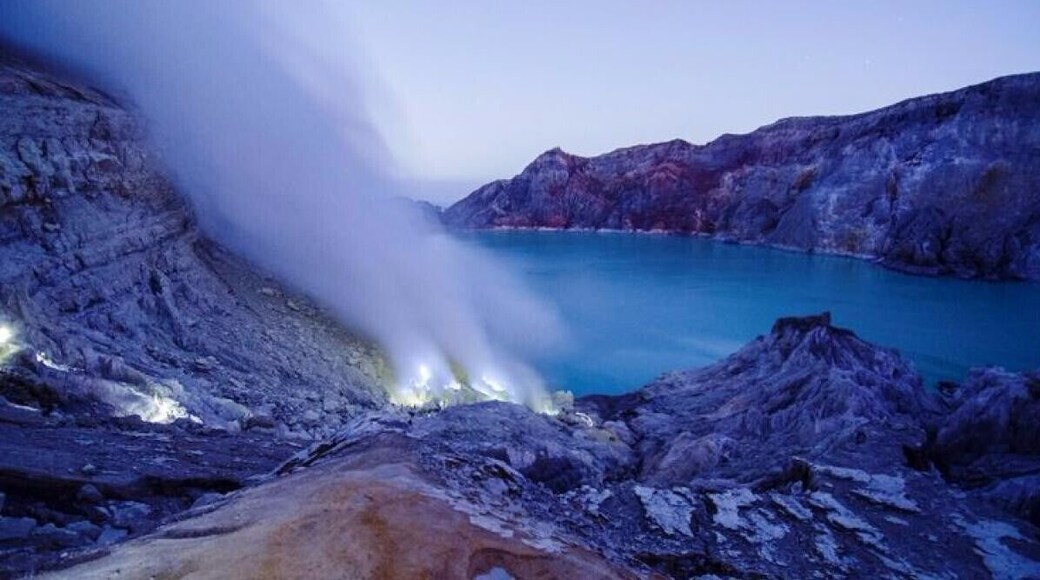 Balangan Beach atau secara lokal disebut sebagai Pantai Balangan, ini adalah salah satu tempat paling terkenal dan indah di Bali. Pantai ini memiliki hamparan cantik pasir emas berbatasan antara tebing kapur bervegetasi dengan karang di pulau.
Surga berselancar ini mengundang gelombang pengendara dari seluruh dunia, yang menikmati sebagian besar garis pantai Bukit selatan-barat.
Travel Tips: Bus adalah salah satu pilihan perjalanan terkemuka di seluruh Indonesia, pesan tiket bus online di https://www.redbus.id/en dan jelajahi jalan-jalan yang membawa Anda ke tujuan. Perjalanan bus selalu mengurangi kerepotan dan menghemat waktu Anda. Pilih dari beragam bus dan pilih yang cocok dan yang terbaik untuk anda.
Mencapai sana dianggap mudah karena rambu-rambu jelas ditandai disertai bantalan nama dan arah. Di ujungnya merupakan pintu masuk utama, di mana pengunjung dapat memarkir kendaraan mereka. pPntai hanya beberapa langkah turun dari tebing, tapi selalu merupakan ide yang bagus untuk mendaki bukit di depan dan mengintip dari sudut dan menikmati panorama.
Bentangan pasir emas memenuhi laut biru yang luas, dan Anda dapat melihat dari jauh peselancar bersenang-senang dan istirahat. Pecinta kamera akan ingin berlama-lama selama matahari terbenam yang dramatis dari atas.
Peselancar dapat memiliki waktu yang menakjubkan di sini, karena ini disebut taman bermain surfer. Sebuah tindakan pencegahan keselamatan yaitu harap diingat dalam pikiran bahwa tidak ada penjaga pantai bertugas di sini jadi lebih baik jika ingin surfing jika Anda adalah seorang ahli. Beberapa atap jerami dan panggung teras warung (warung makan yang menjual makanan ringan dan minuman) dan kafe berbaris di sisi timur pantai, di mana peselancar umumnya ‘refresh up’ di antara sensasi mereka.
Non-peselancar tidak akan bosan! Mereka dapat menikmati pemandangan dan pantai dengan bersantai di ranjang pantai berpayung yang tersedia untuk disewa. Atau hanya berjemur di bawah matahari, dan mengubur diri di pasir yang lembut. Selama jam surut, karang dekat dengan tebing kapur mengungkapkan rumput laut yang ditutupi formasi batuan eksotis dan kolam mengungkapkan sensasi sunset terbaik yang dramatis.