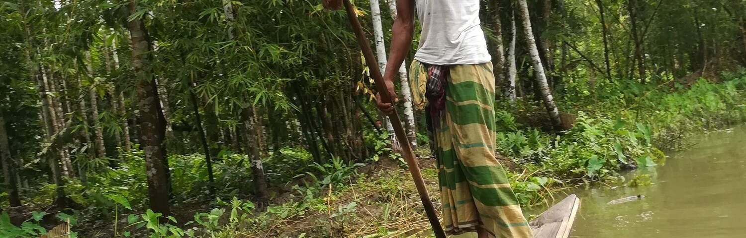 On the way to floating guava market.
