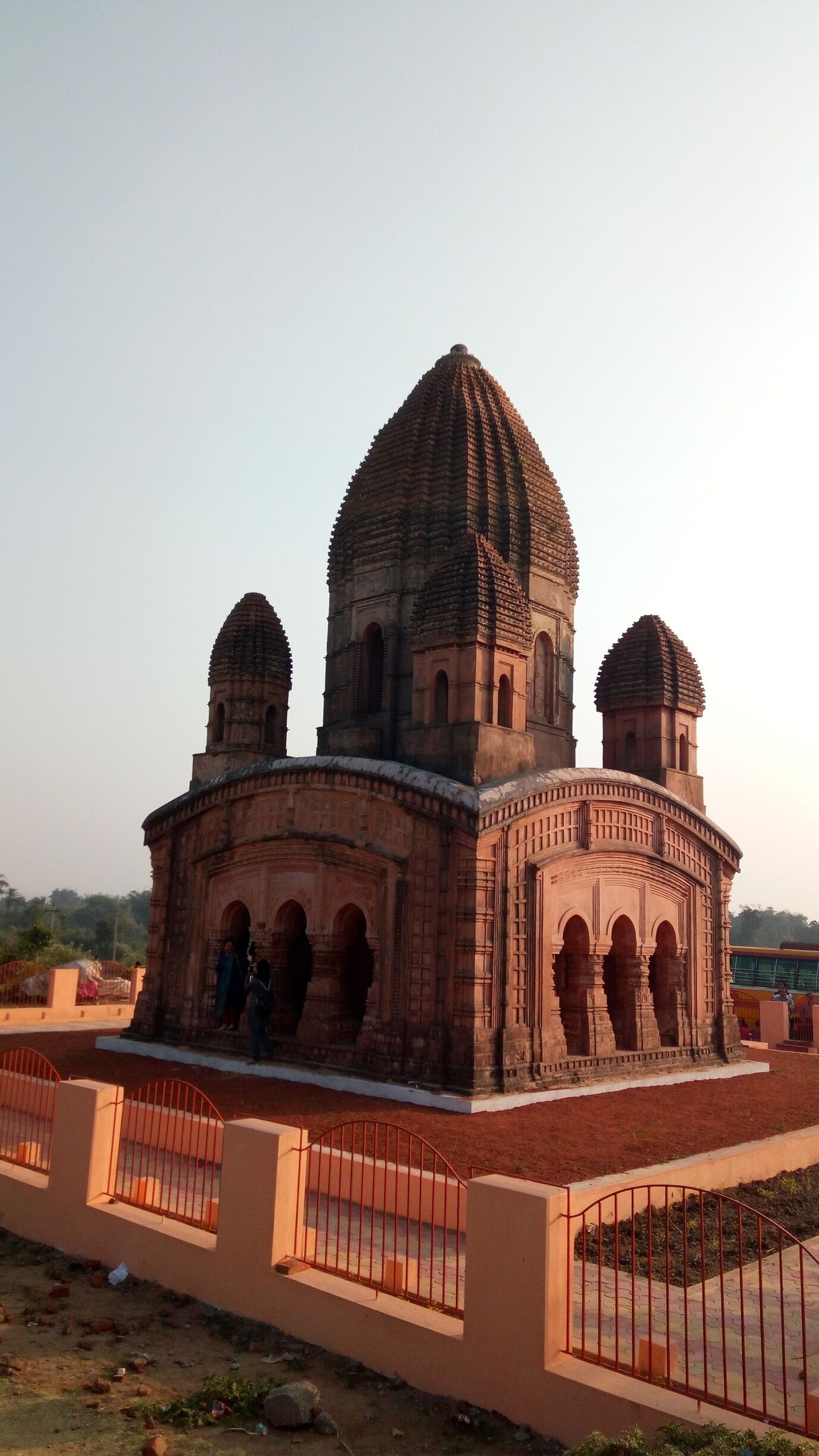 Every place has its history and a culture to define the nature of the same . Of the many ruins in West Bengal .. this one's resembles to the mural replica of the one in Bishnupur 

#garpanchkot #travelwithvagabong #bengalgram #jharkhand #maithon #weekendtrip