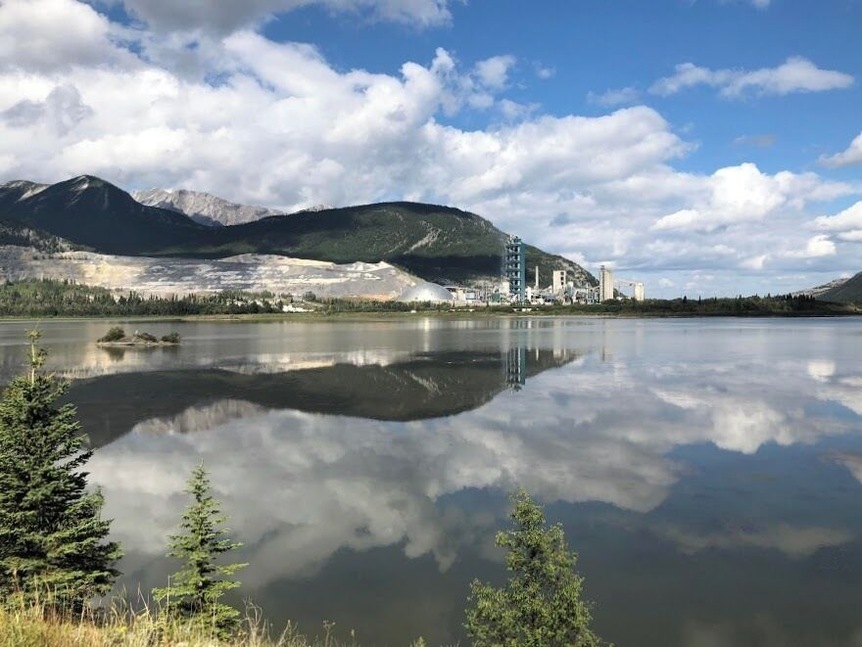 This is one of the busiest attractions in Canada’s Rocky Mountains, which is a highway pullover with a view of the country’s largest cement plant on the banks of Lac des Arcs. Just behind that, a strip mine wearing down Grotto Mountain. The EcoDome, in the middle of the photo, is 35m tall and 100m diameter, can be seen from the TransCanada Highway, houses materials used in the process of producing cement and reduces the spread of dust.
#GreatOutdoors #OnTheRoad