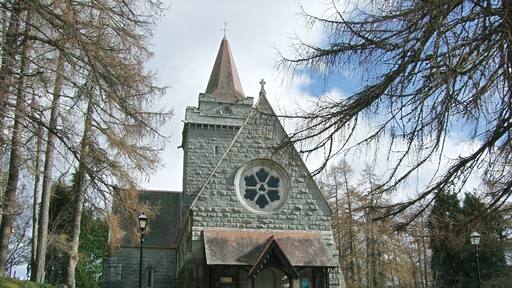 where the royal family attend services when staying at balmoral