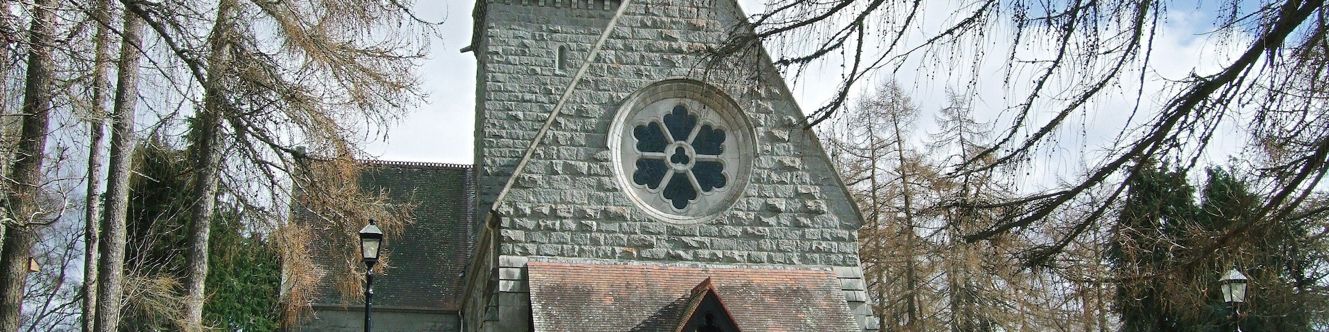 where the royal family attend services when staying at balmoral